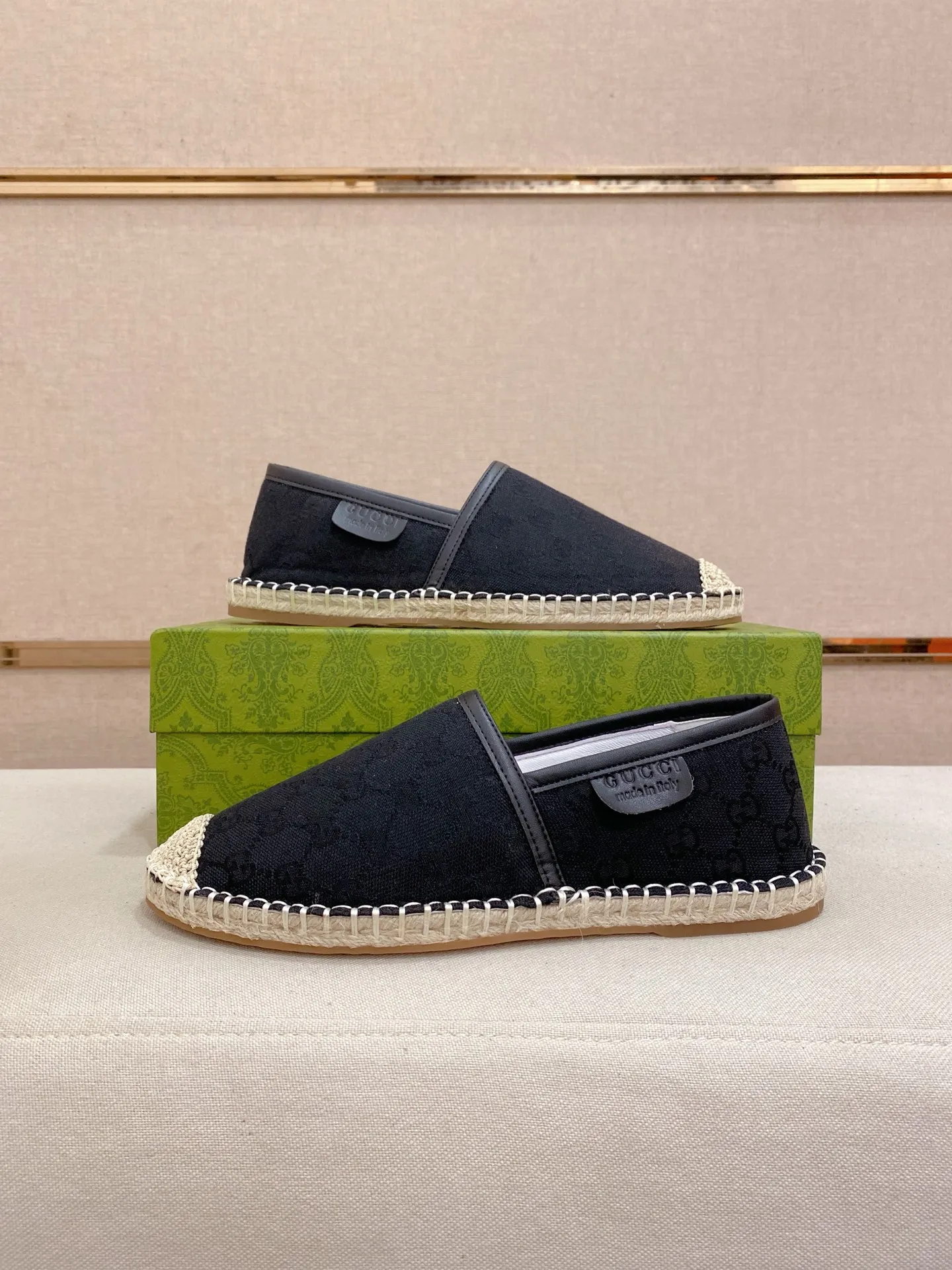 Factory price: 400💰High-quality GUCCI💫Men's latest slip-on Loaf casual shoes✔️The original version is available simultaneously at the counter and is a one-to-one replica🏍️Fabrics: Italian imported fabrics, pure hand-pulled threads, raw rubber breathable anti-slip outsole, breathable and comfortable lambskin lining, 100% comfortable density, original rubber outsole wear-resistant ✔️Code number: 38-44, you deserve it, (Note: 45 can be customized, non-refundable and non-exchangeable)